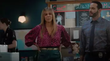 Nicoletta Carlone Lola Leopard Belt portée par Morgan Gillory (Kaitlin Olson) comme on le voit dans High Potential (S01E13)