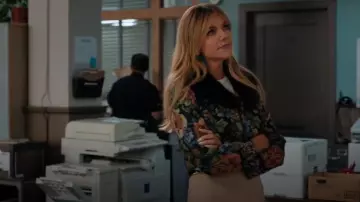 Manteau de monarque en fourrure irréelle porté par Morgan Gillory (Kaitlin Olson) tel qu’on le voit dans High Potential (S01E13)