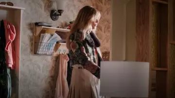 Alice + Olivia Carter Jupe portée par Morgan Gillory (Kaitlin Olson) comme on le voit dans High Potential (S01E13)