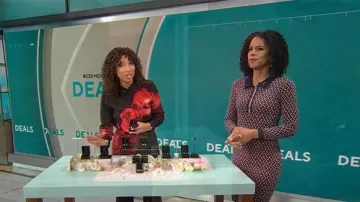 Chemise Alice + Olivia Brady en Peony Petals Bright Ruby portée par Gabrielle Kerr comme on le voit dans CBS Mornings le 7 février 2025