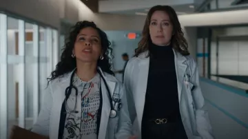 Blusa con estampado atado de Zara usada por la Dra. Gina Walker (Amirah Vann) como se ve en Doc (S01E01)