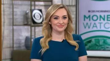 Robe fourreau ceinturée classique Calvin Klein portée par Kelly O’Grady telle qu’elle est vue dans CBS Mornings le 11 février 2025