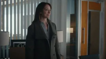 Manteau Babaton Connor porté par le Dr Amy Larsen (Molly Parker) tel qu’on le voit dans Doc (S01E03)