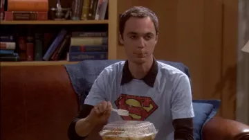 Chemise à logo Superman en détresse bleu clair de Sheldon Cooper (Jim Parsons) dans The Big Bang Theory (S01E02)