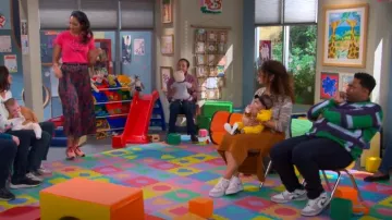 Nike Wmns Air Force 1 '07 Dusted Clay portée par Courtney (Skye Townsend) comme on le voit dans The Neighborhood (S07E11)