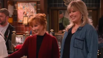 Rails Saya Shirt Dark Vintage Wash usado por Gabby (Melissa Peterman) como se ve en Happy's Place (T01E13)
