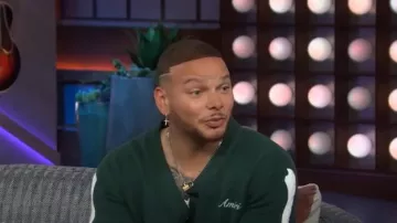 Cárdigan de algodón con apliques bordado con el logotipo de Amiri Bones usado por Kane Brown como se vio en The Kelly Clarkson Show el 11 de febrero de 2025