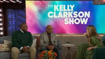 Vestido largo plisado suave de Asos con detalle de hebilla en la espalda usado por Kelly Clarkson como se vio en The Kelly Clarkson Show el 12 de febrero de 2025