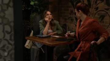 Blazer nonchalant Label Axel porté par Sally Spectra (Courtney Hope) tel qu’on le voit dans Les Feux de l’Amour le 4 février 2025