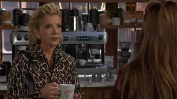 Trench-coat décontracté Theory Leo porté par Nikki Reed Newman (Melody Thomas Scott) comme on le voit dans Les Feux de l’Amour le 6 février 2025