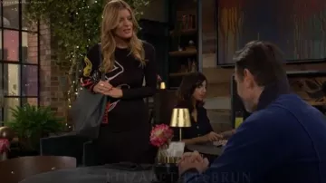 Alice + Olivia Delora Robe longue en Natural Beauty portée par Phyllis Summers (Michelle Stafford) comme on le voit dans Les Feux de l’Amour le 12 février 2025