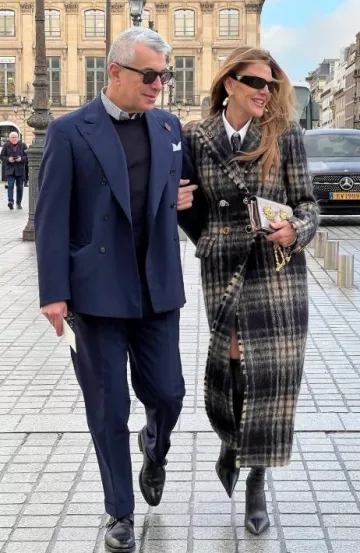 Lunettes de soleil Prada Plastic Rectangle Wrap portées par Anna Dello Russo au défilé Schiaparelli Haute Couture Paris le 27 janvier 2025