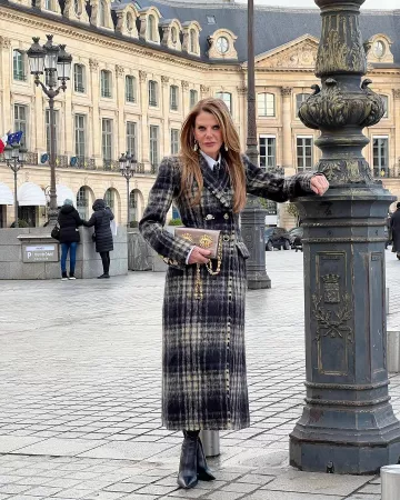 Pochette Schiaparelli Eye Bijoux Teardrop Chain portée par Anna Dello Russo au défilé Schiaparelli Haute Couture Paris le 27 janvier 2025