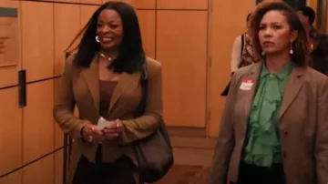 Sac à bandoulière Stradivarius avec nœuds porté par Ava Coleman (Janelle James) comme on le voit à l’école primaire Abbott (S04E14)