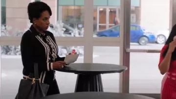 Cardigan en cachemire à rayures aqua porté par Barbara Howard (Sheryl Lee Ralph) tel qu’on le voit à l’école primaire Abbott (S04E14)