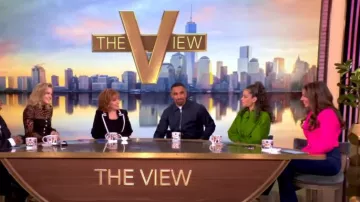 Chaqueta corta L'Agence Maura usada por Alyssa Farah vista en The View el 12 de febrero de 2025