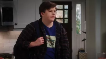 Ex Done For Tee usado por Carter (Maxwell Simkins) como se ve en Shifting Gears (S01E05)