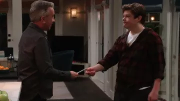 Sudadera con capucha Old Navy 2-In-1 Plaid Flannel Shirt Wearada por Carter (Maxwell Simkins) como se ve en Shifting Gears (S01E05)