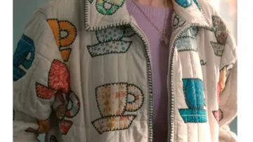 Chaqueta acolchada de taza de té usada por Maddie Townsend (JoAnna García) como se ve en Sweet Magnolias (T04)