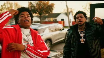 Vetements Veste de survêtement rouge V-Oval Logo portée par Yungeen Ace dans Yungeen Ace - Battling Ft. Lil Poppa (Official Music Video)