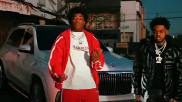 Vetements Red V-Oval Baggy Sweatpant porté par Yungeen Ace dans Yungeen Ace - Battling Ft. Lil Poppa (Official Music Video)