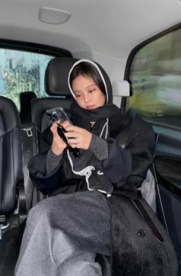 Bufanda de cachemir y seda bordada con el logotipo de Chanel CC usada por Jennie Kim en su Instagram el 28 de enero de 2025