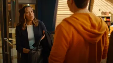 Club Monaco Cashmere Crewneck porté par Sarah Truong (Mayko Nguyen) comme on le voit dans Hudson & Rex (S07E01)