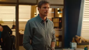 Chemise utilitaire en sergé souple Club Monaco portée par Charlie Hudson (John Reardon) comme on le voit dans Hudson & Rex (S07E01)