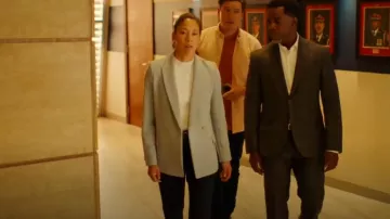 Blazer à double boutonnage recyclé Na-Kd porté par Sarah Truong (Mayko Nguyen) comme on le voit dans Hudson & Rex (S07E03)