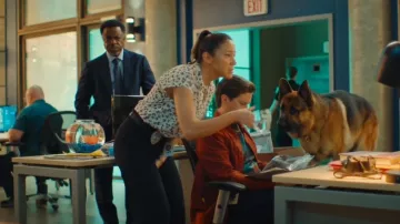 Club Monaco Chemise à patte de boutonnage en soie pour femme portée par Sarah Truong (Mayko Nguyen) comme on le voit dans Hudson & Rex (S07E05)