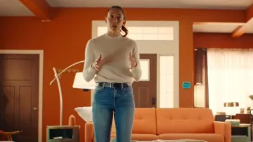 Pull à col rond en cachemire Club Monaco porté par Sarah Truong (Mayko Nguyen) comme on le voit dans Hudson & Rex (S07E05)