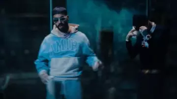 Sweat à capuche Amiri Sea Blue & Ivory Vintage Logo porté par Anuel AA dans Luar La L x Anuel AA - BADDIE (Vidéo Officielle)