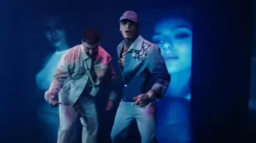 Casblan,ca Vaqueros bordados florales degradados azules usados por Luar La L en Luar La L x Anuel AA - BADDIE (Video Oficial)