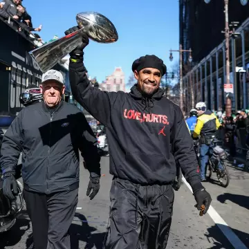 Love Hurts Sweat à capuche noir imprimé de Jalen Hurts sur le compte Instagram @philadelphiaeagles