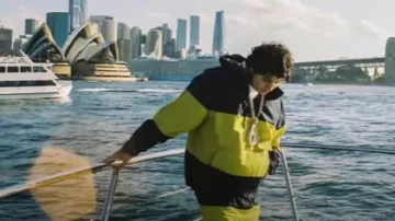 Anorak Palace x GAP Marine & Yellow-Stripe porté par Ohgeesy dans OhGeesy - Fa Real [Clip Officiel]