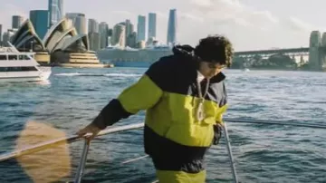 Short de bain Palace x GAP Navy & Yellow-Stripe porté par Ohgeesy dans OhGeesy - Fa Real [Official Music Video]