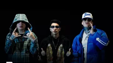 Chapeau Amiri White & Blue Logo Bicolore porté par Blessd dans ULTRA COMPLICADO REMIX (VIDEO OFICIAL) | BLESSD ❌ KENNY DIE ❌ KRIS R FEAT SEBAS