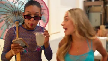 H&M Blue Net Long Sleeve Maxi Cover Up Dress usado por Lake Rucker como se ve en Southern Hospitality (S03E06)