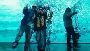 Veste en duvet Amiri Blue Skeleton Bones portée par Blessd à KRIS R ❌ BLESSD - LAS PIPONAS (BLESSD VERSION) ???? (VIDÉO OFFICIELLE)