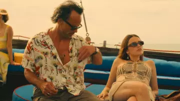 Guess By Georges Marciano Camisa de botones con estampado de caballo de México usada por Rick Hatchett (Walton Goggins) como se ve en The White Lotus (S02E01)