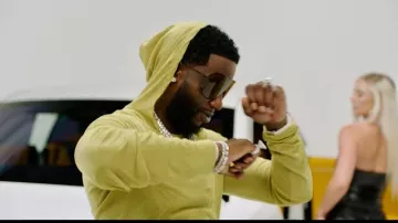 Rick Owens Black & Brown Shield Lunettes de soleil portées par Gucci Mane en Gucci Mane - Preference [Official Music Video]