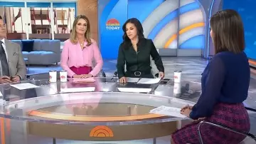 Jupe crayon en tweed L’Agence Kitty portée par Chloe Melas comme on le voit dans Today le 13 février 2025