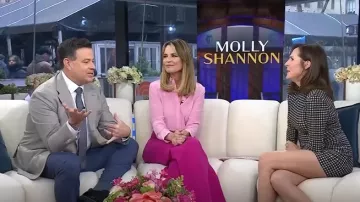 Vestido de pickleball de cuello alto de manga larga de Norma Kamali usado por Molly Shannon como se ve en Today el 13 de febrero de 2025