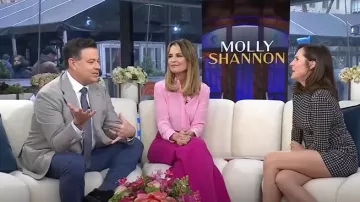 Camisa de Adam Lippes con lazo fino en rosa usada por Jenna Bush Hager como se ve en Today el 13 de febrero de 2025
