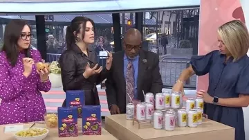 Pendientes de botón de Asos con diseño de círculo fundido de gran tamaño usados por Elena Besser como se ve en Hoy el 13 de febrero de 2025