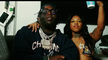 Sudadera 'Chamonix' azul marino de Rhude usada por Rio Da Yung Og en Rio Da Yung OG - Shake Back (Video Oficial)