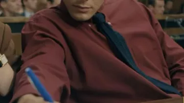 Red shirt of Erik Menendez (Cooper Koch) in Monsters (S01E09)