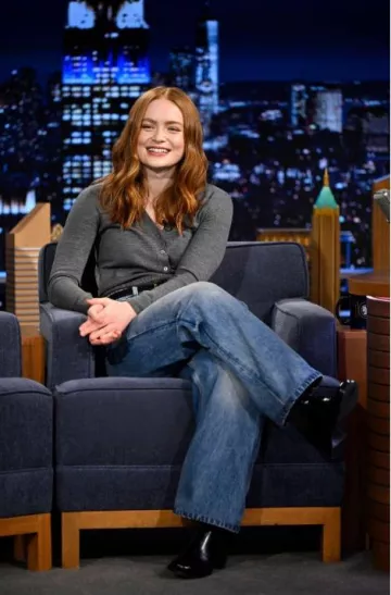 Cinturón de cuero Prada Saffiano usado por Sadie Sink en The Tonight Show Starring Jimmy Fallon el 30 de enero de 2025