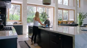 Sur les baskets Cloudnova portées par Christina El Moussa comme on le voit dans The Flip Off (S01E02)