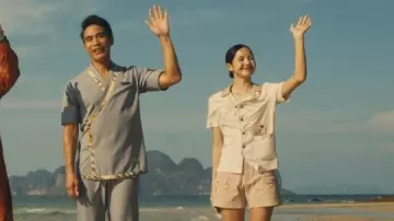 Camisa con estampado de mono de Mook (Lisa) en el loto blanco (S03E01)